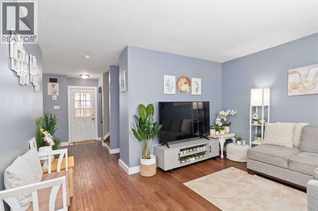109 Ross Street, Fort Mcmurray, AB - Indoor Photo Showing Living Room