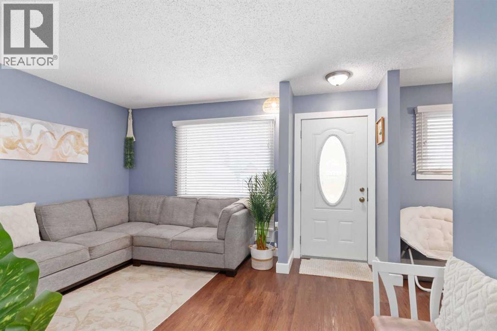 109 Ross Street, Fort Mcmurray, AB - Indoor Photo Showing Living Room