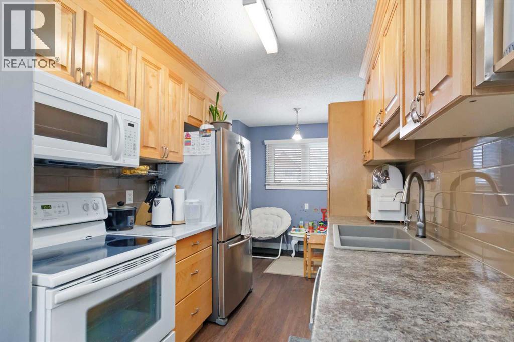109 Ross Street, Fort Mcmurray, AB - Indoor Photo Showing Kitchen With Double Sink