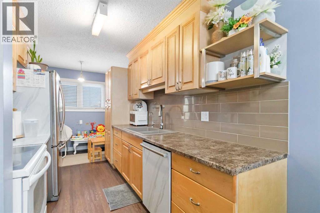 109 Ross Street, Fort Mcmurray, AB - Indoor Photo Showing Kitchen With Double Sink
