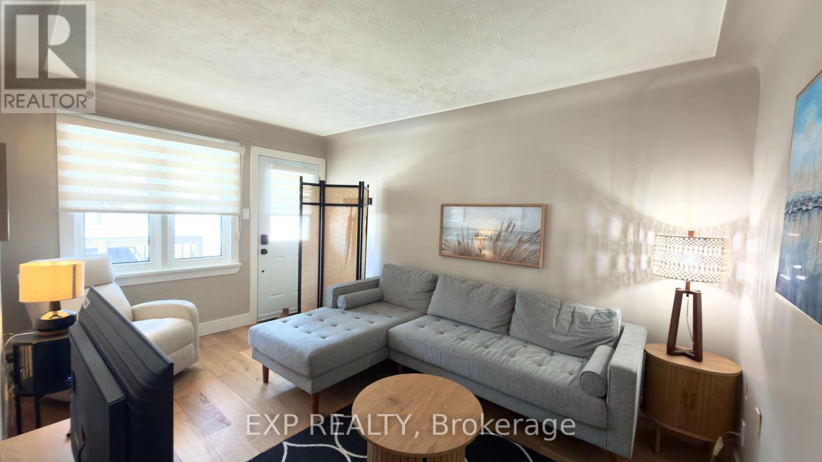 1515 Dufferin Street, Whitby, ON - Indoor Photo Showing Living Room