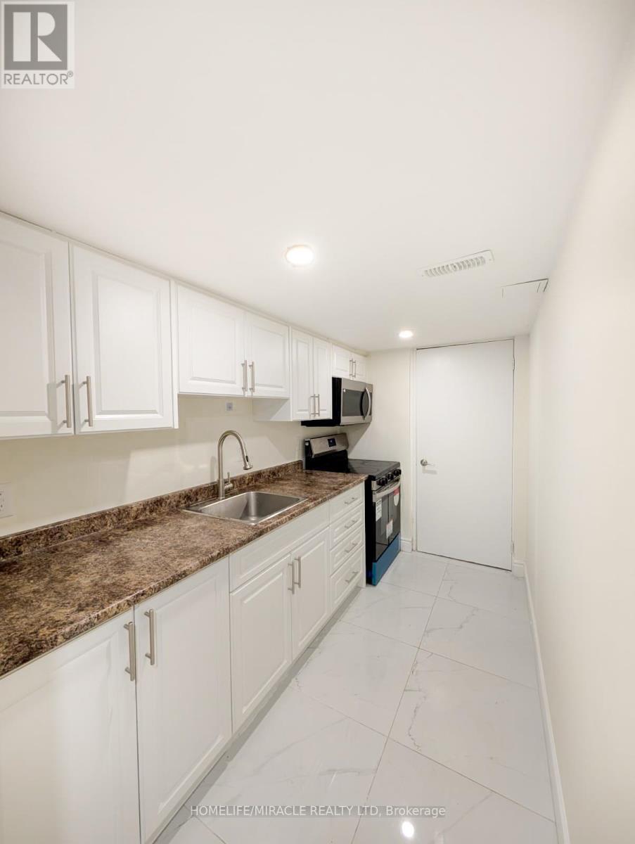37 Calm Waters Crescent, Brampton, ON - Indoor Photo Showing Kitchen