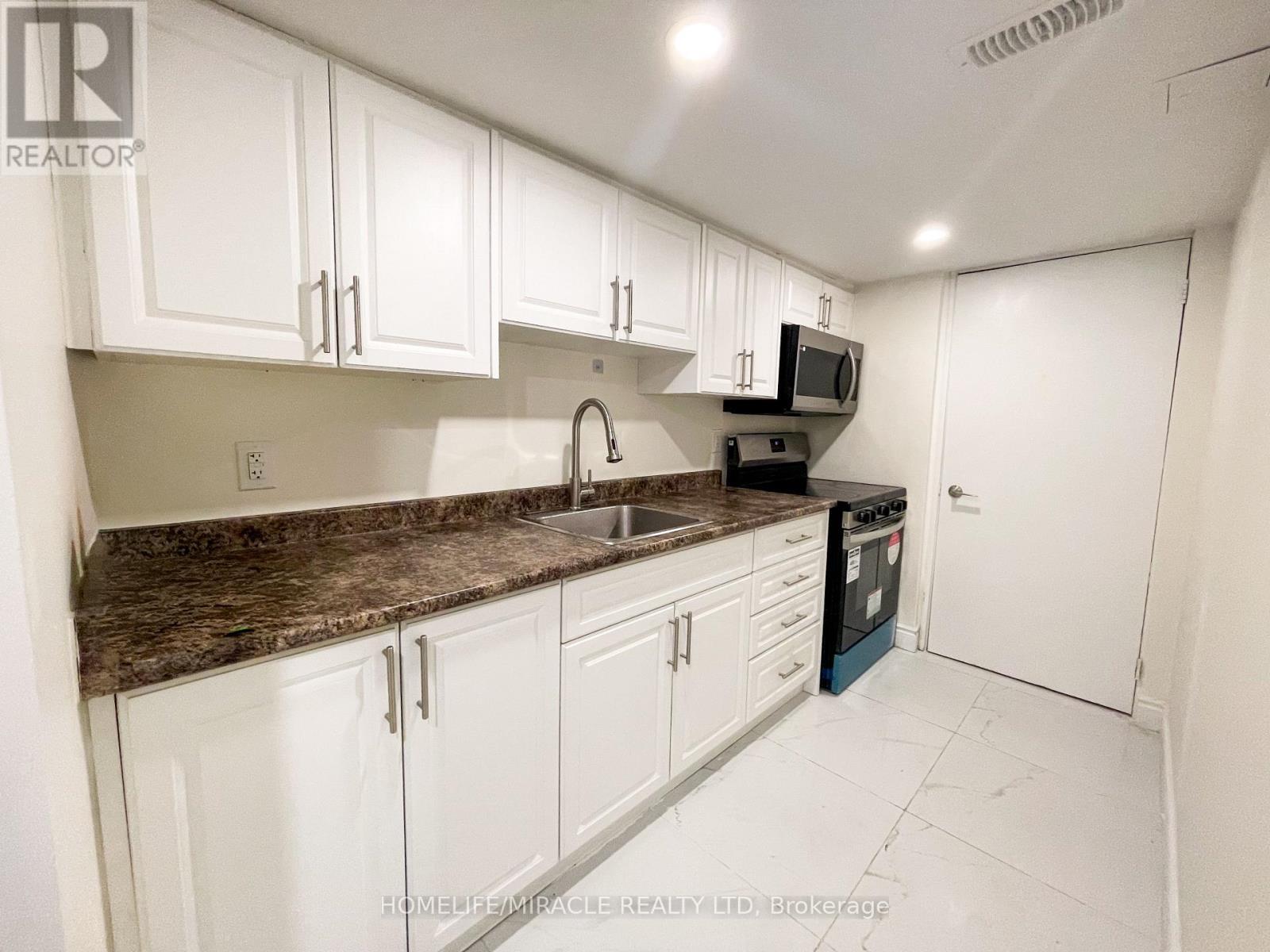 37 Calm Waters Crescent, Brampton, ON - Indoor Photo Showing Kitchen