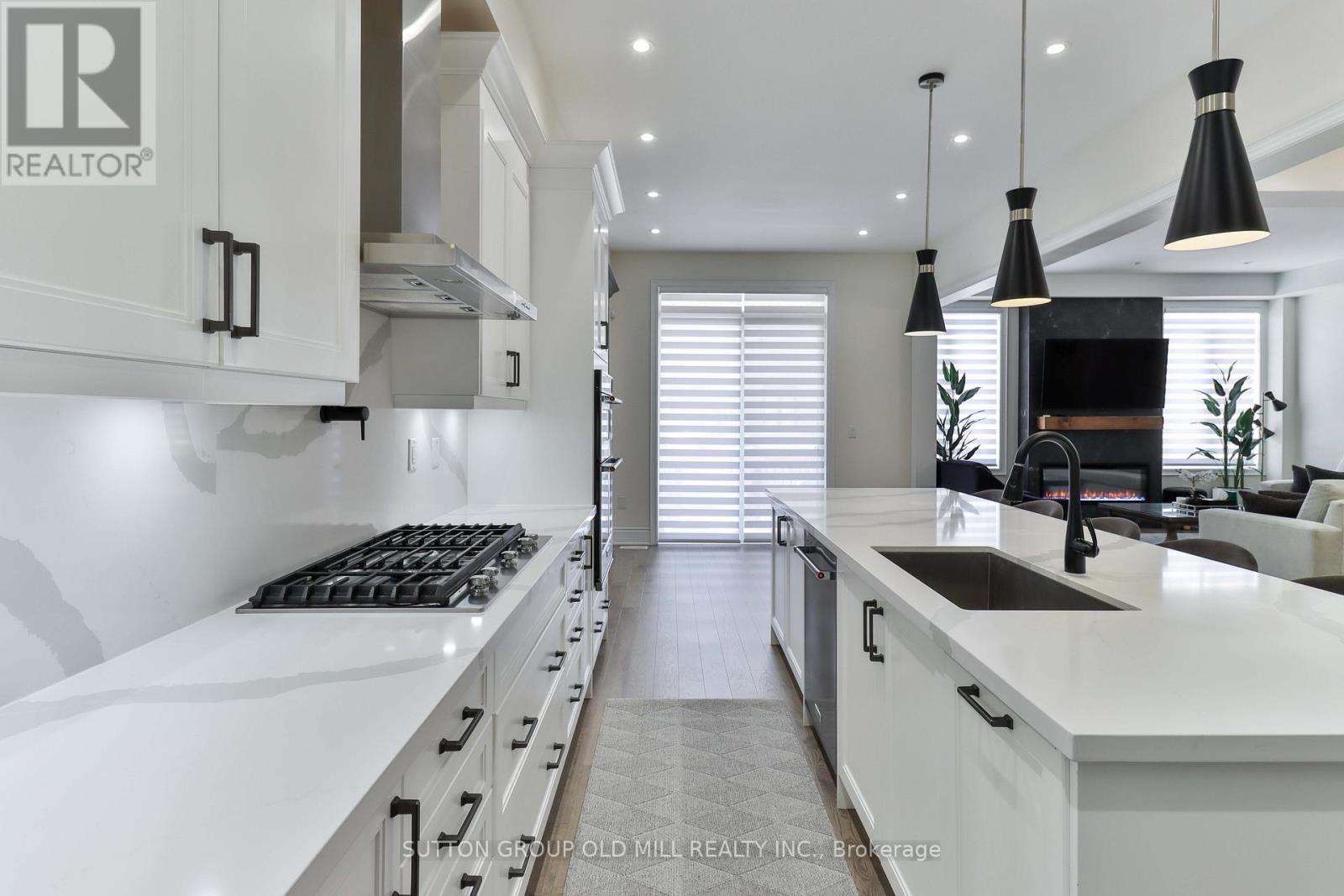 17 Bellefond Street, Vaughan, ON - Indoor Photo Showing Kitchen With Upgraded Kitchen