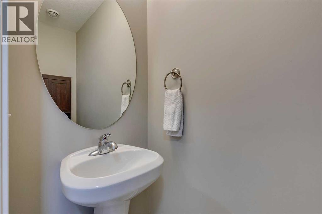 43 Sunrise Crescent Ne, High River, AB - Indoor Photo Showing Bathroom