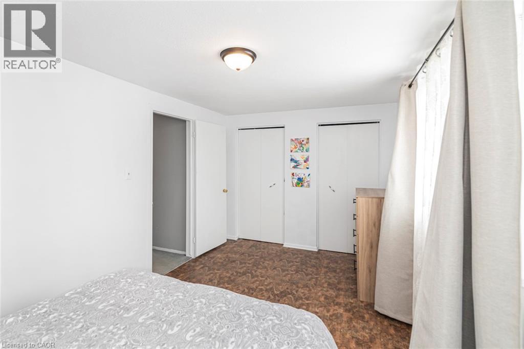 Bedroom with two closets - 48 Riverdale Drive Unit# 2, Hamilton, ON - Indoor Photo Showing Bedroom