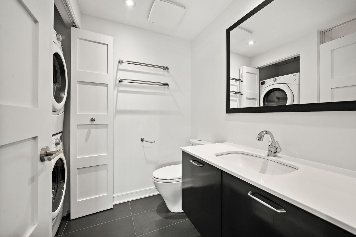 Bathroom - 803-299 Rue De La Rotonde, Montréal (Verdun/Île-Des-Soeurs), QC - Indoor Photo Showing Laundry Room