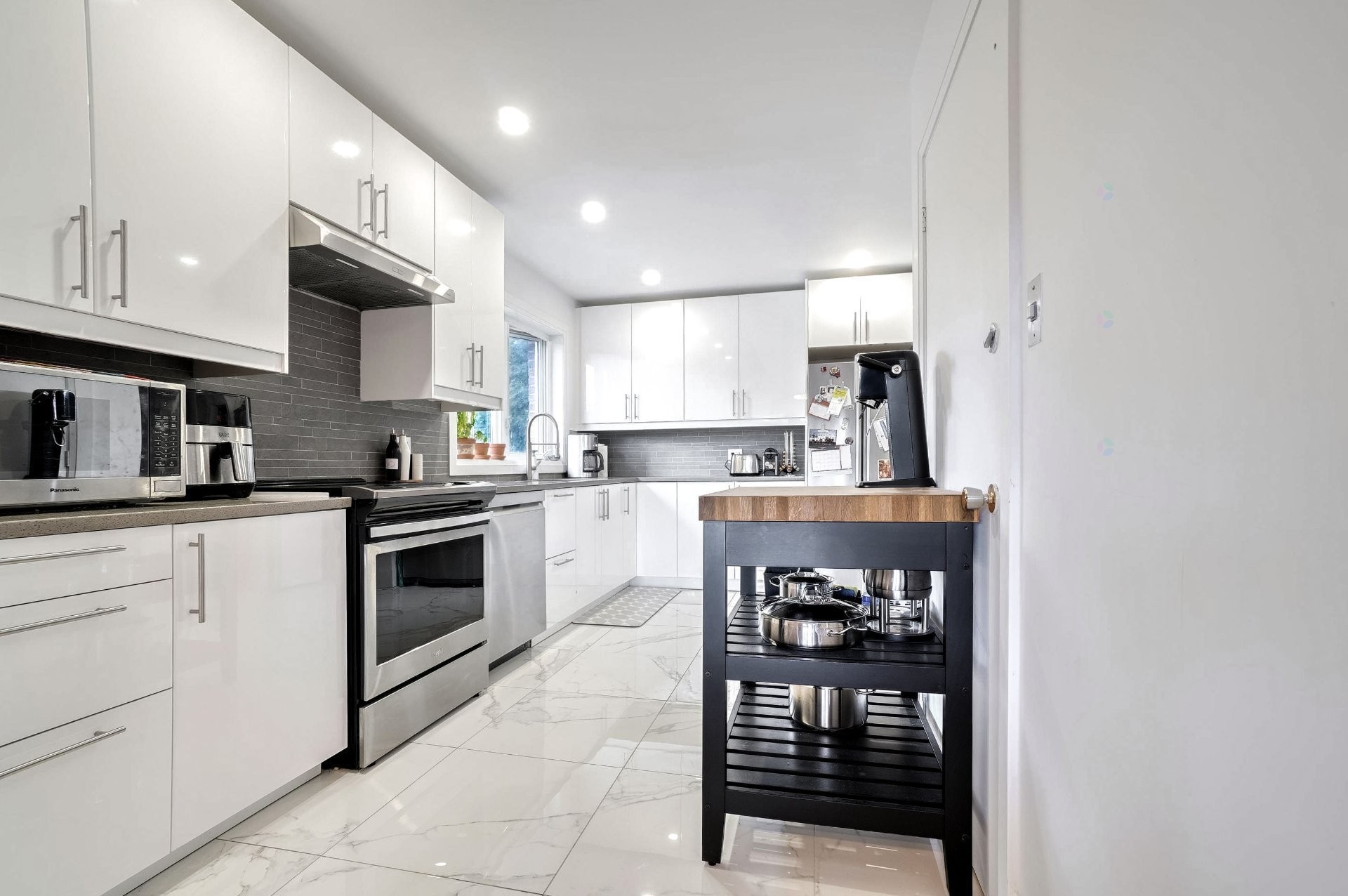 Cuisine - 2332 - 2334 Ch. De Dunkirk, Mont-Royal, QC - Indoor Photo Showing Kitchen With Upgraded Kitchen