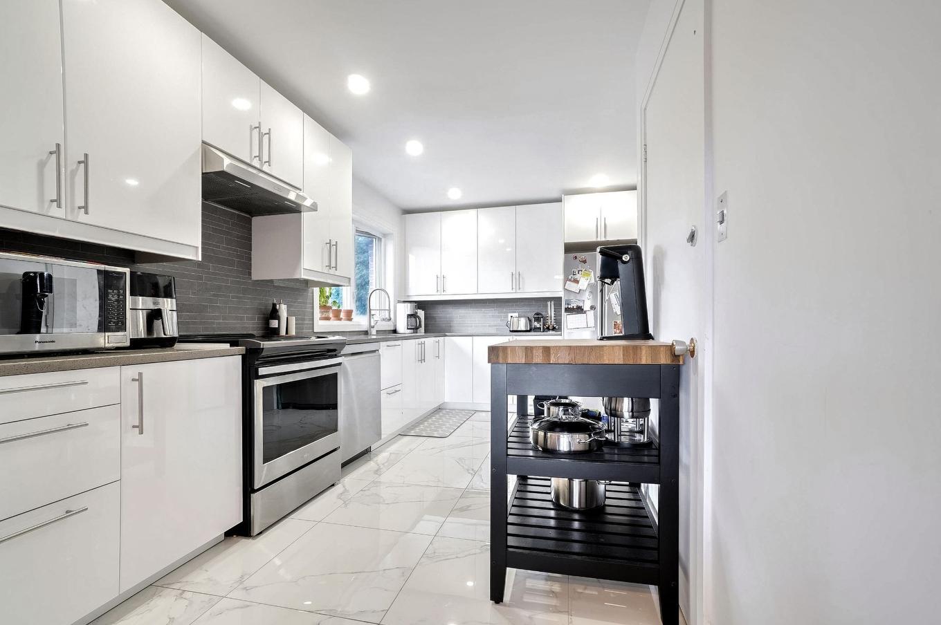 Cuisine - 2332 - 2334 Ch. De Dunkirk, Mont-Royal, QC - Indoor Photo Showing Kitchen With Upgraded Kitchen