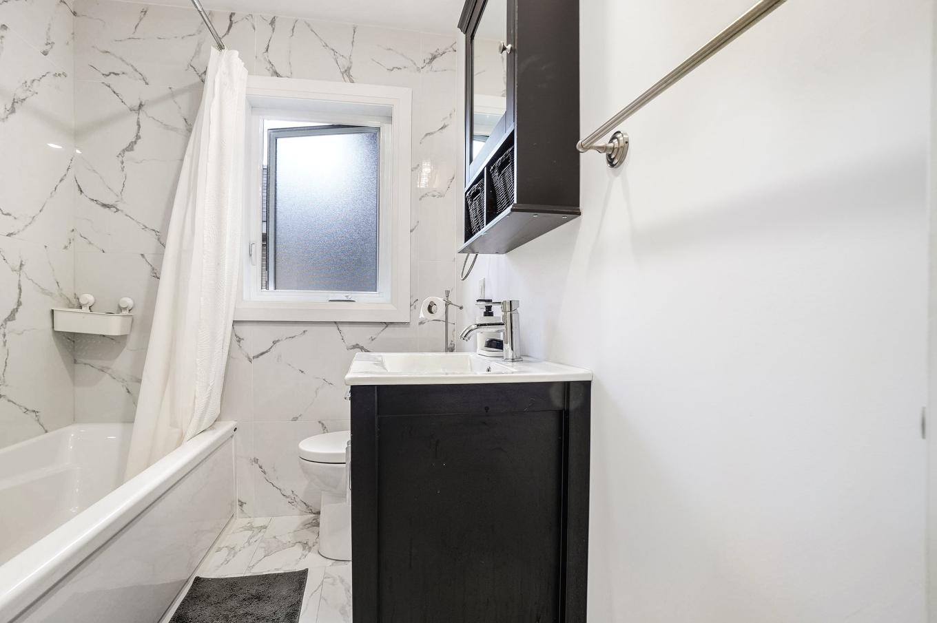 Salle de bains - 2332 - 2334 Ch. De Dunkirk, Mont-Royal, QC - Indoor Photo Showing Bathroom