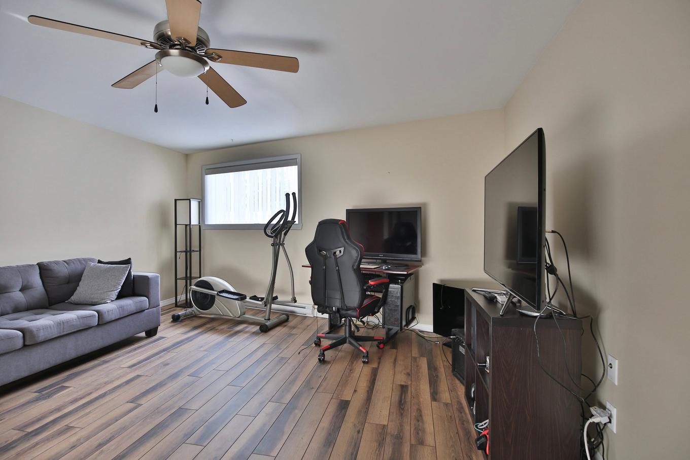 Salle familiale - 34 Rue Desaulniers, Shefford, QC - Indoor Photo Showing Other Room