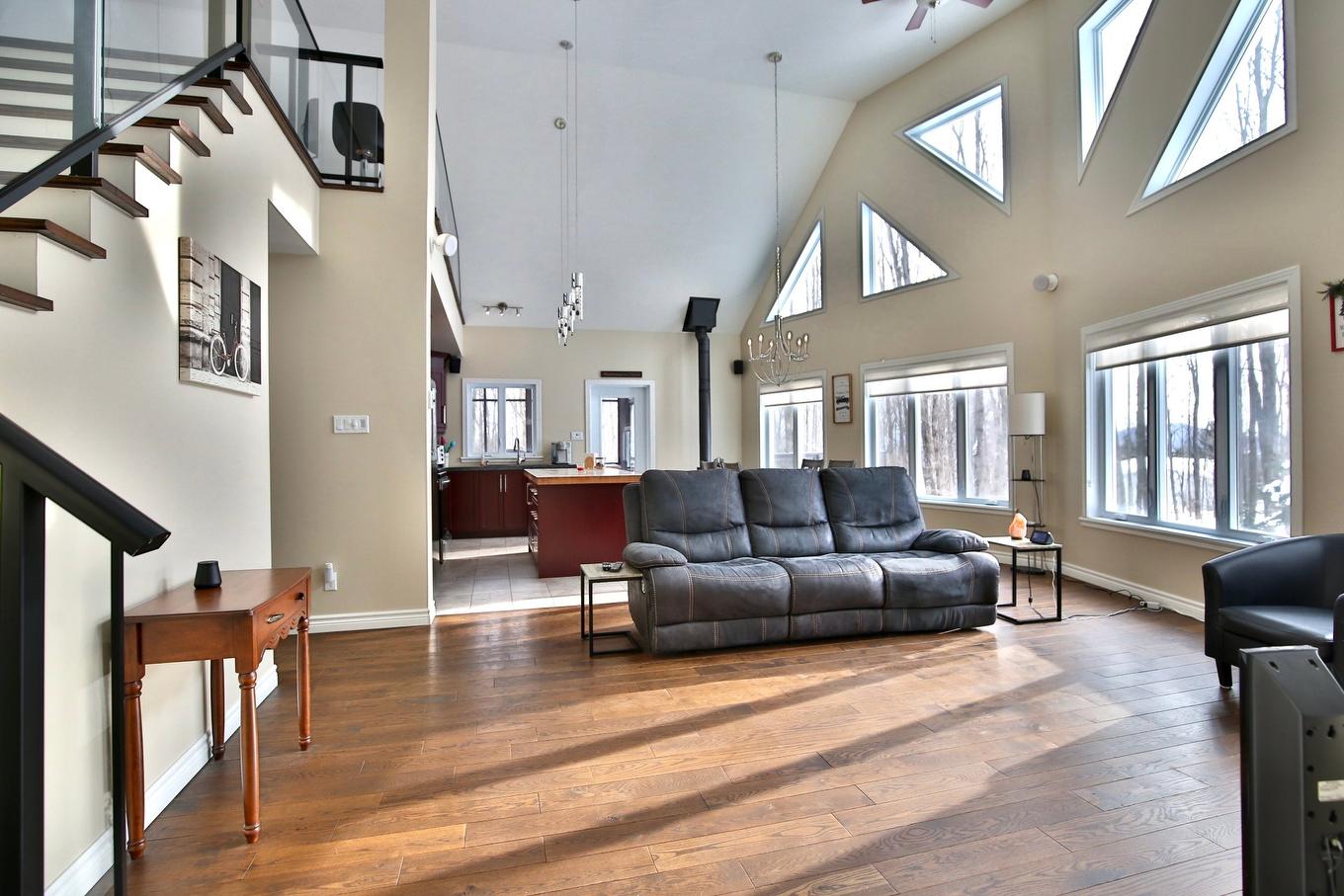 Salon - 34 Rue Desaulniers, Shefford, QC - Indoor Photo Showing Living Room