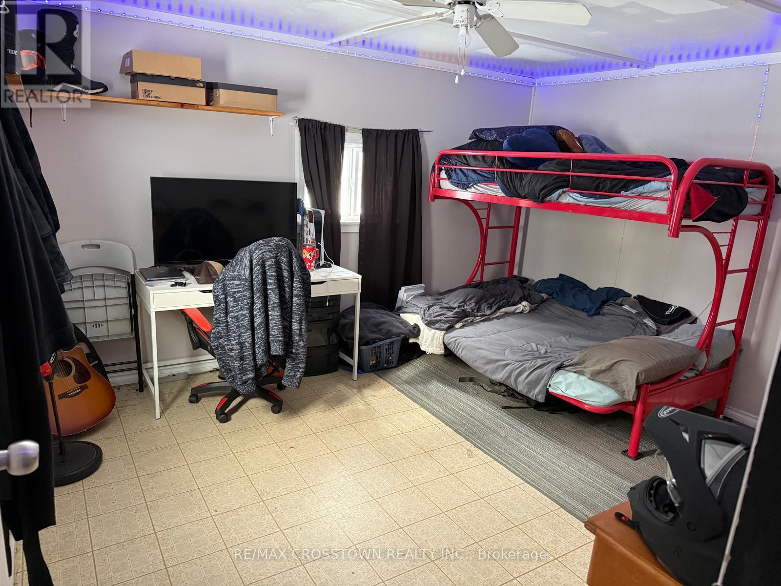 510 South Horn Lake Road, Armour, ON - Indoor Photo Showing Bedroom