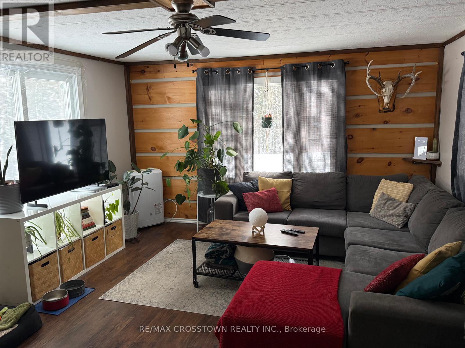 510 South Horn Lake Road, Armour, ON - Indoor Photo Showing Living Room