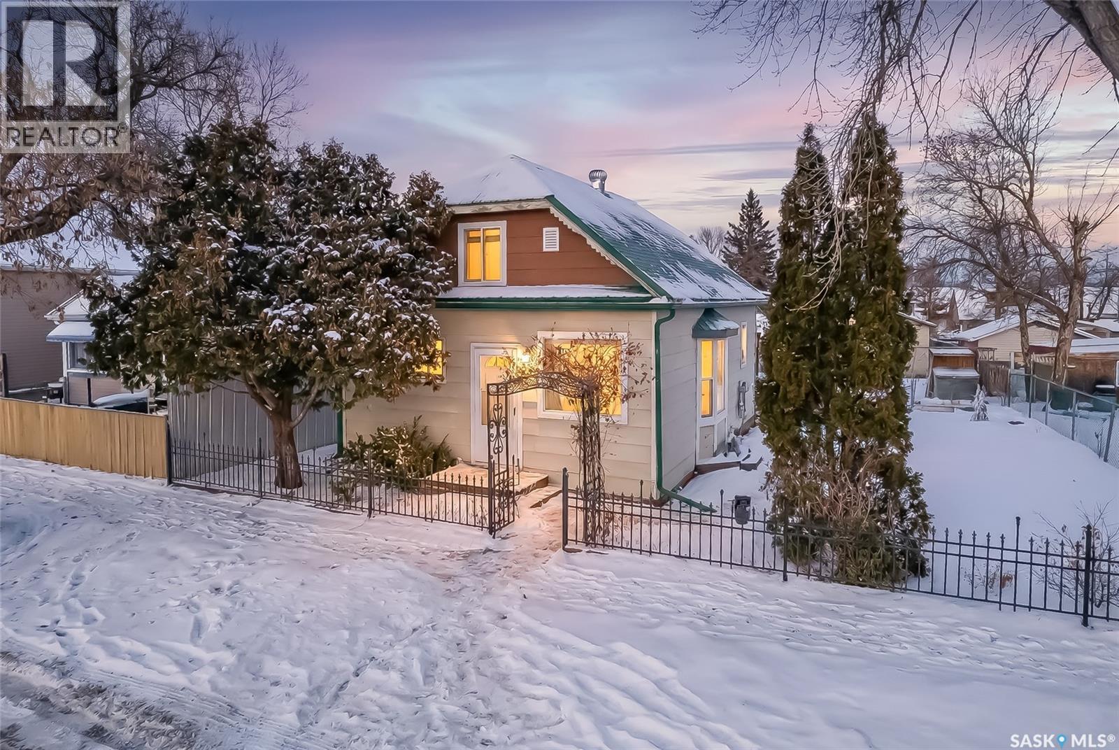 222 Lillooet Street W, Moose Jaw, SK - Outdoor