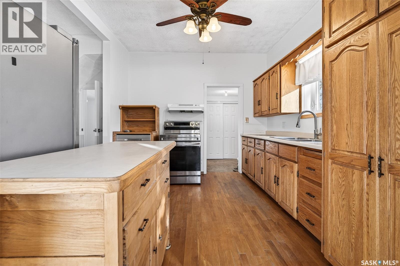 222 Lillooet Street W, Moose Jaw, SK - Indoor Photo Showing Kitchen With Double Sink