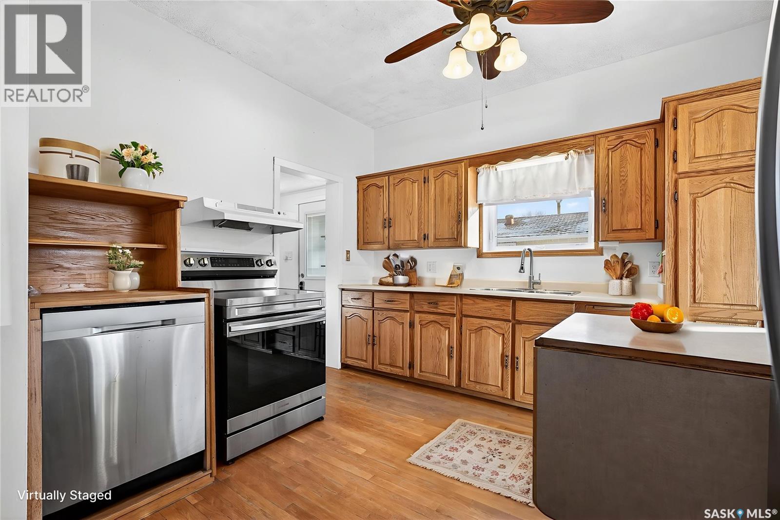 222 Lillooet Street W, Moose Jaw, SK - Indoor Photo Showing Kitchen With Double Sink