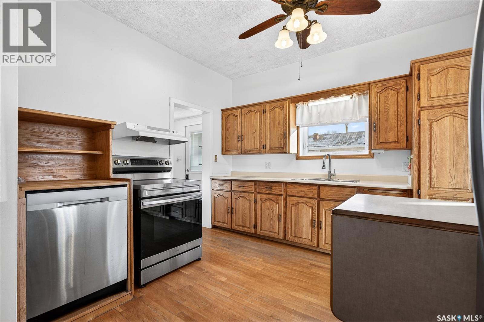 222 Lillooet Street W, Moose Jaw, SK - Indoor Photo Showing Kitchen With Double Sink