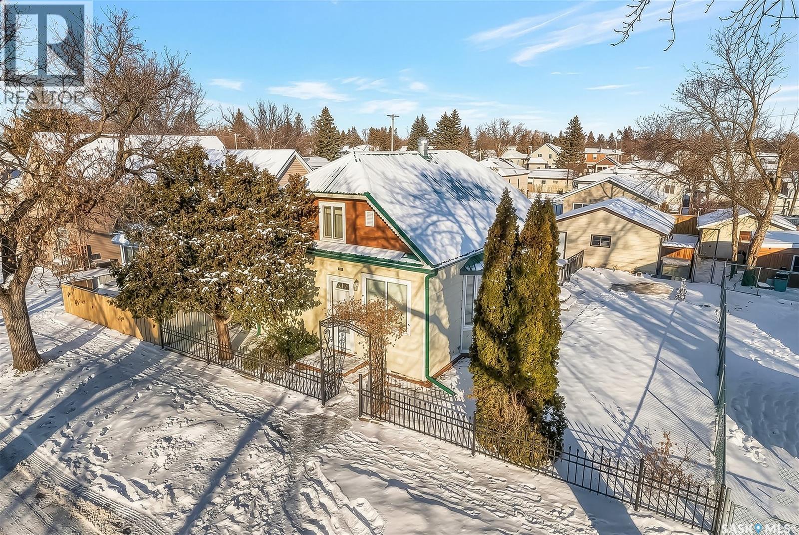 222 Lillooet Street W, Moose Jaw, SK - Outdoor