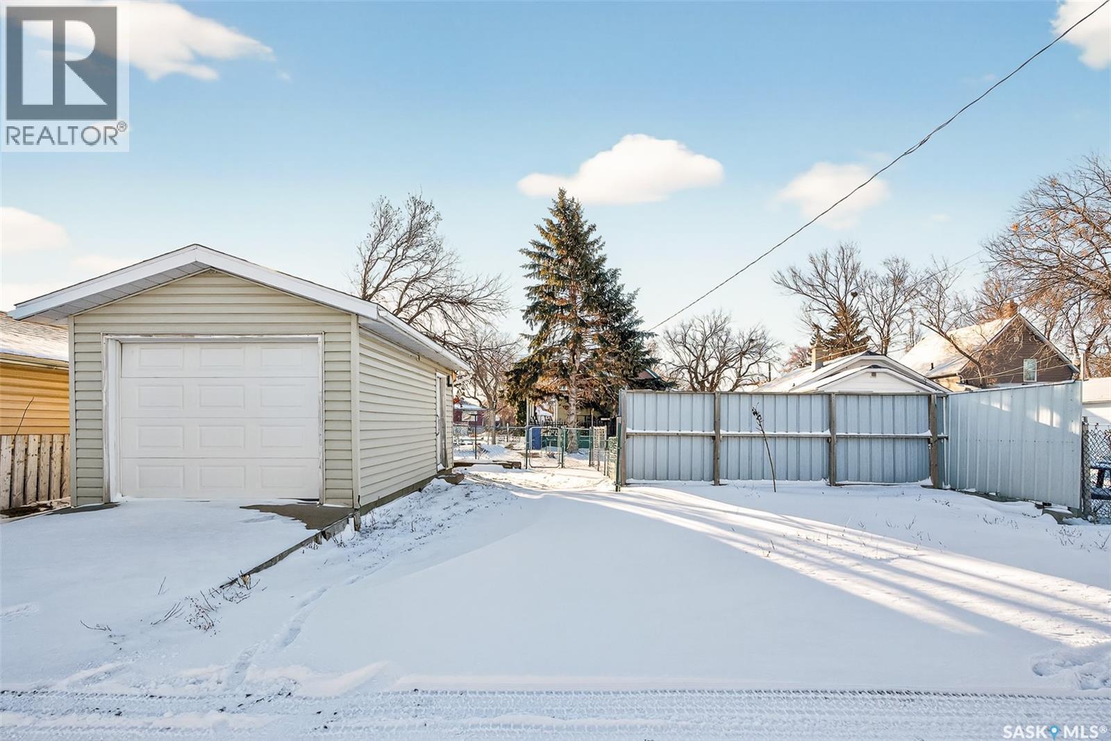 222 Lillooet Street W, Moose Jaw, SK - Outdoor