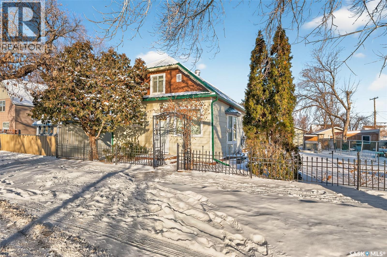 222 Lillooet Street W, Moose Jaw, SK - Outdoor