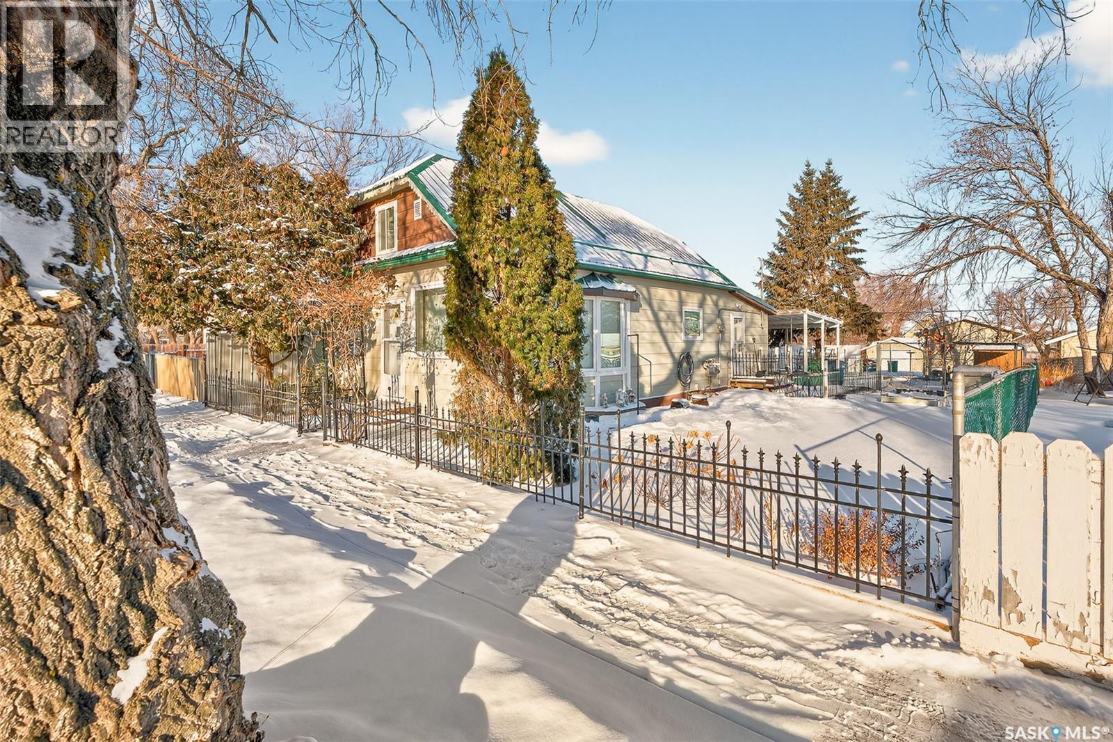 222 Lillooet Street W, Moose Jaw, SK - Outdoor