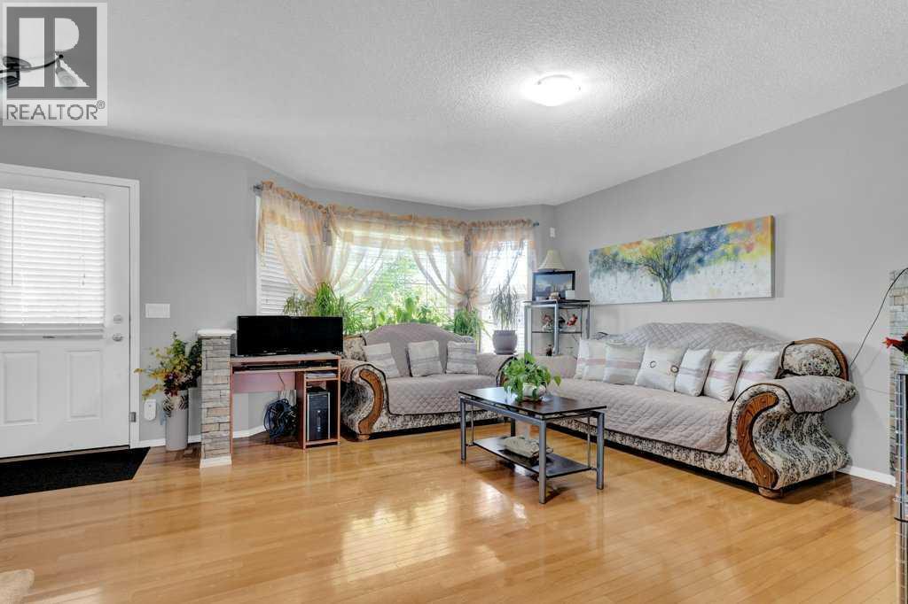 241 Covemeadow Road Ne, Calgary, AB - Indoor Photo Showing Living Room