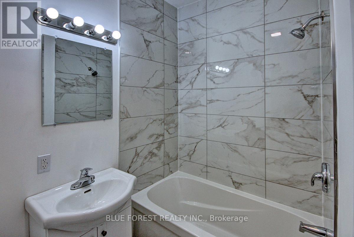 22 Cross Street, Chatham-Kent (Chatham), ON - Indoor Photo Showing Bathroom