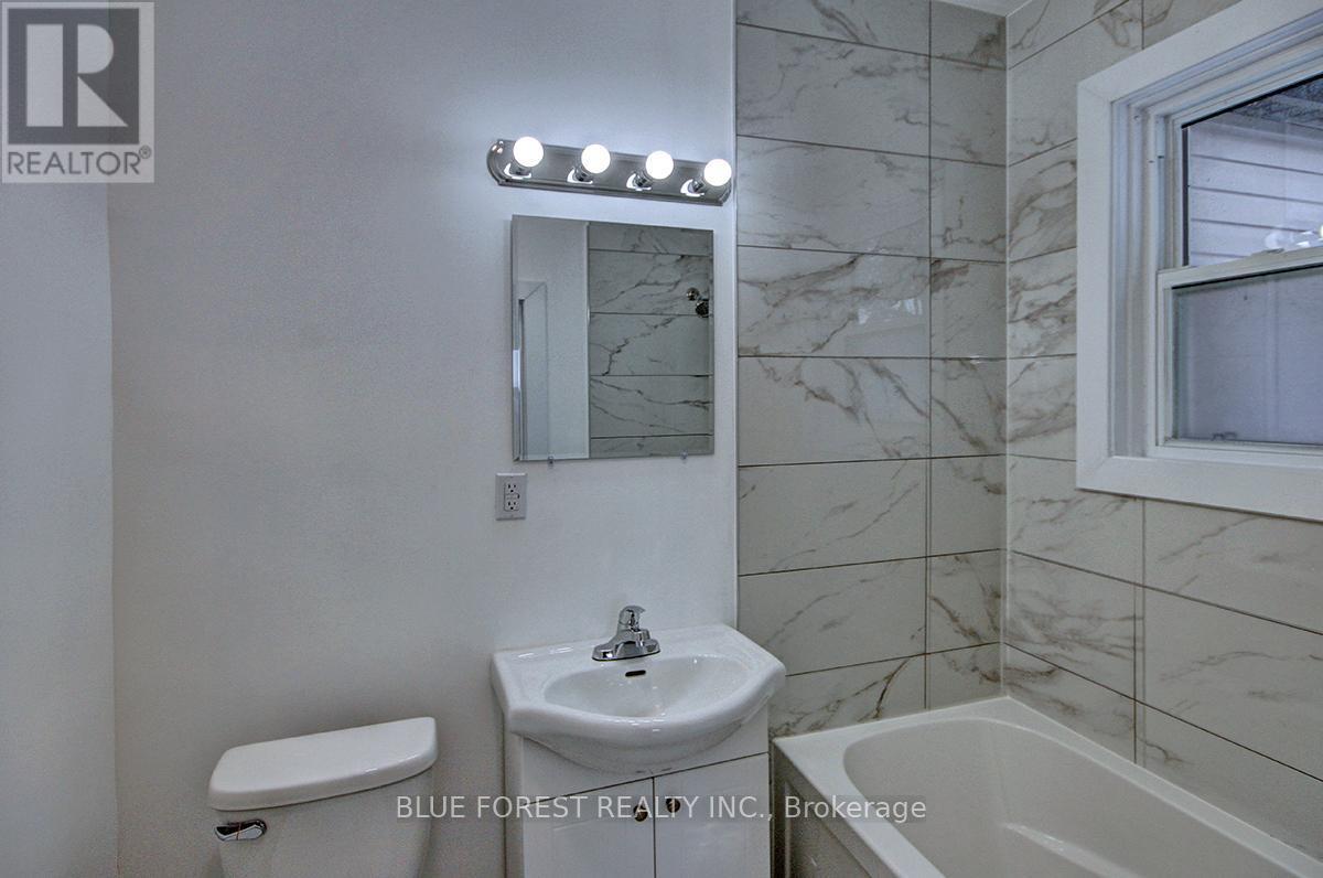 22 Cross Street, Chatham-Kent (Chatham), ON - Indoor Photo Showing Bathroom
