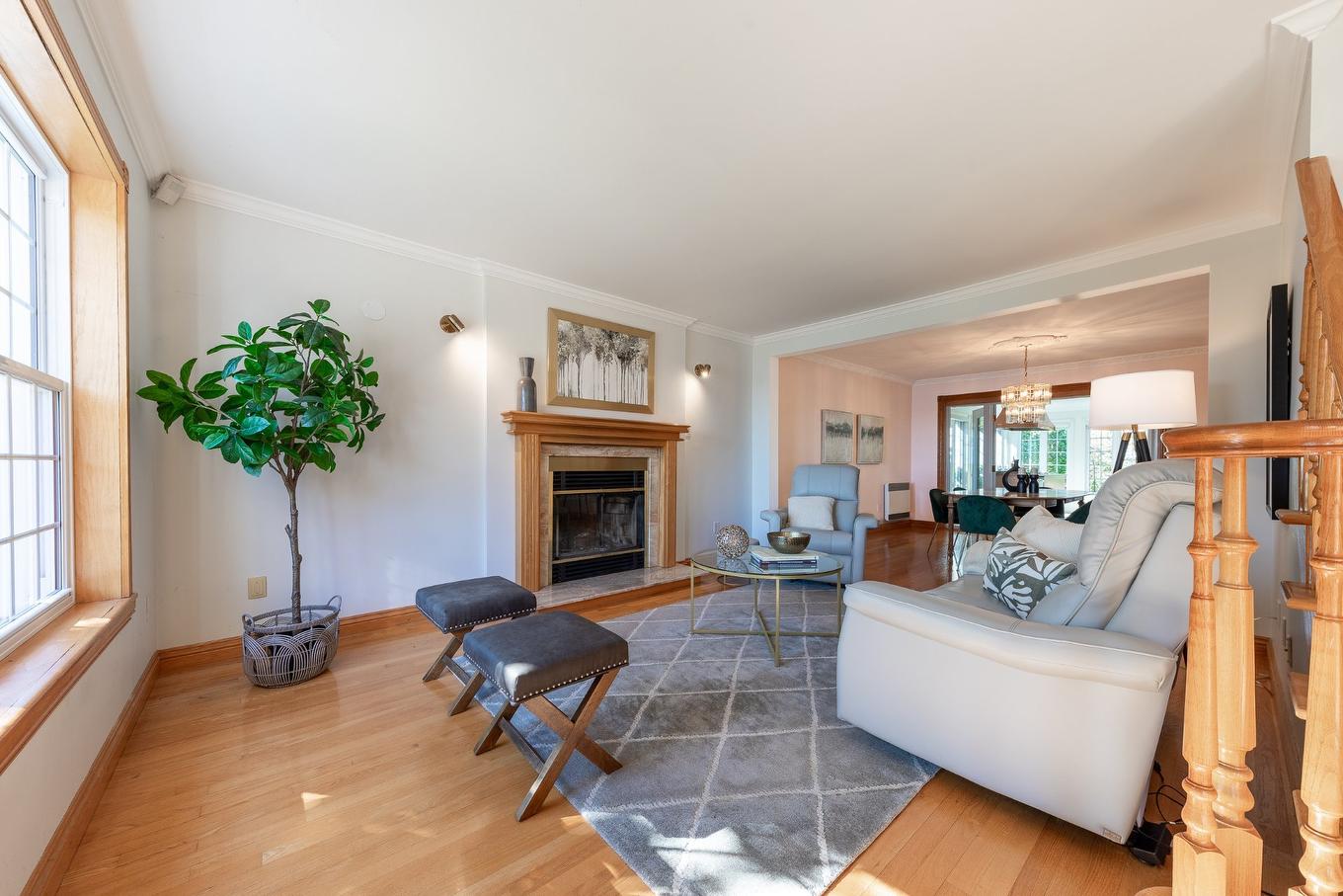 Salon - 110 Rue Martel, Chambly, QC - Indoor Photo Showing Living Room With Fireplace