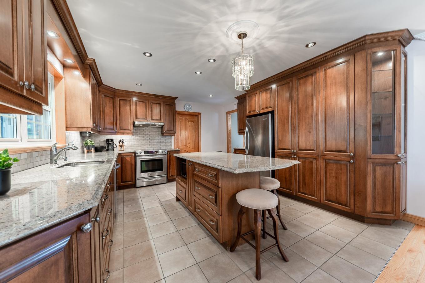 Cuisine - 110 Rue Martel, Chambly, QC - Indoor Photo Showing Kitchen With Upgraded Kitchen
