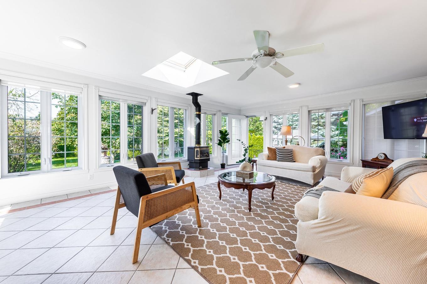 Solarium/Verrière - 110 Rue Martel, Chambly, QC - Indoor Photo Showing Living Room