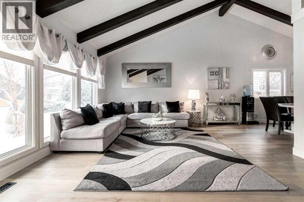 16 Woodgate Close Sw, Calgary, AB - Indoor Photo Showing Living Room