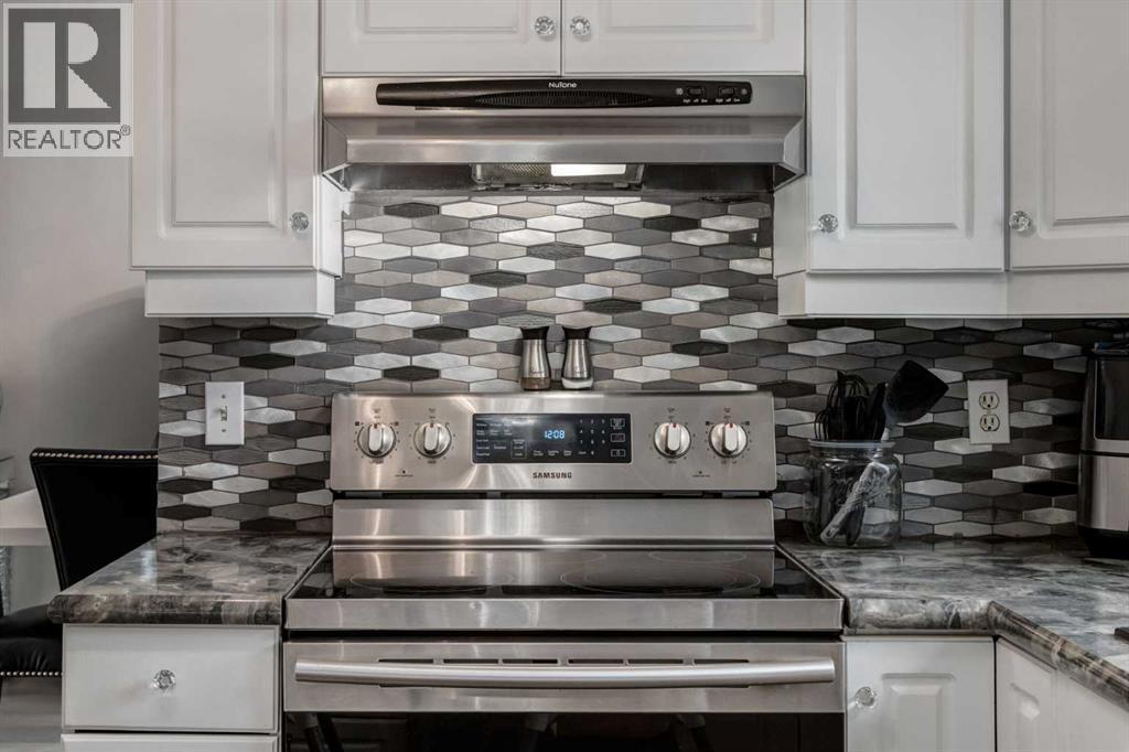 16 Woodgate Close Sw, Calgary, AB - Indoor Photo Showing Kitchen With Upgraded Kitchen