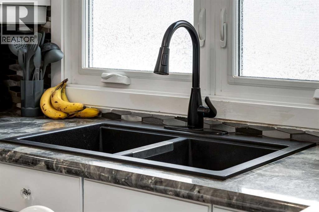 16 Woodgate Close Sw, Calgary, AB - Indoor Photo Showing Kitchen With Double Sink