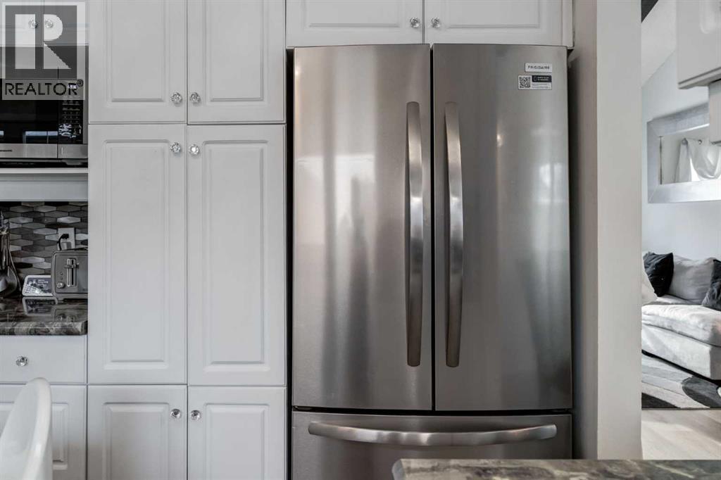 16 Woodgate Close Sw, Calgary, AB - Indoor Photo Showing Kitchen