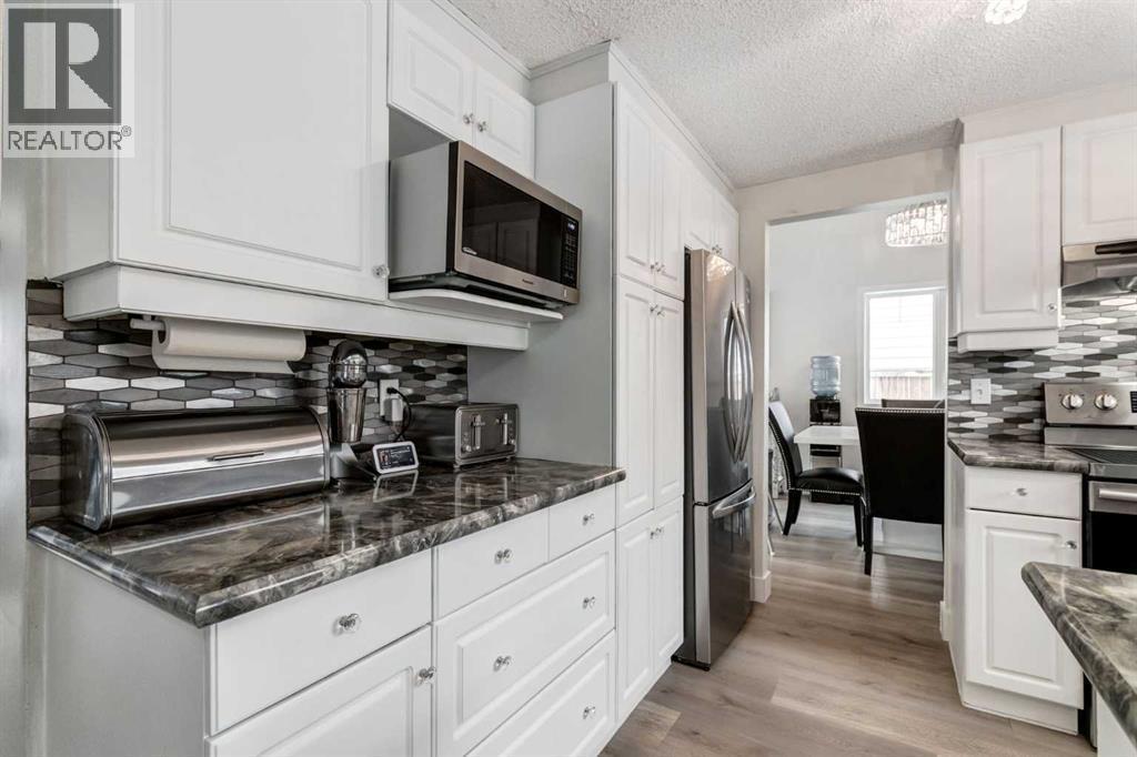16 Woodgate Close Sw, Calgary, AB - Indoor Photo Showing Kitchen With Upgraded Kitchen