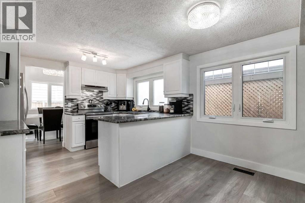 16 Woodgate Close Sw, Calgary, AB - Indoor Photo Showing Kitchen