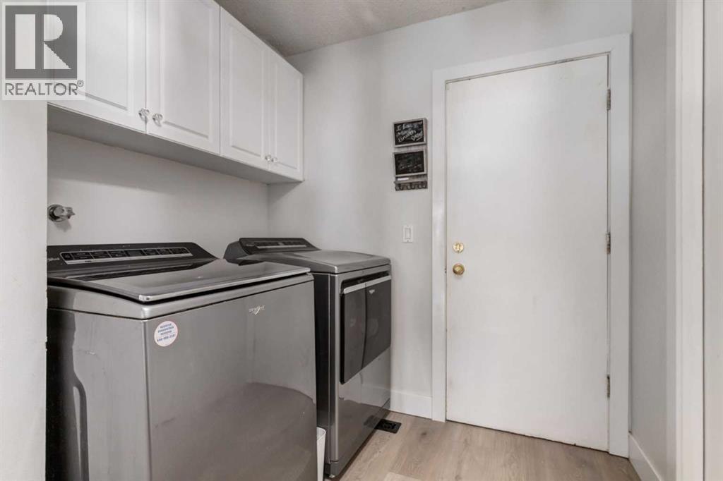 16 Woodgate Close Sw, Calgary, AB - Indoor Photo Showing Laundry Room