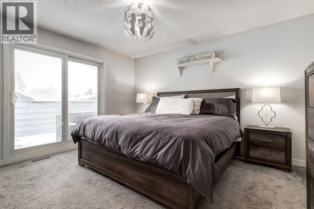 16 Woodgate Close Sw, Calgary, AB - Indoor Photo Showing Bedroom