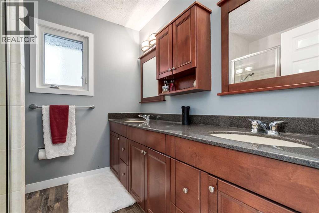 16 Woodgate Close Sw, Calgary, AB - Indoor Photo Showing Bathroom