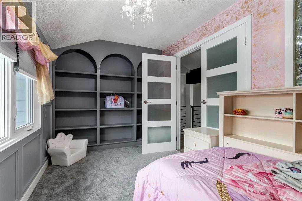 16 Woodgate Close Sw, Calgary, AB - Indoor Photo Showing Bedroom