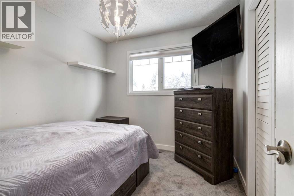 16 Woodgate Close Sw, Calgary, AB - Indoor Photo Showing Bedroom