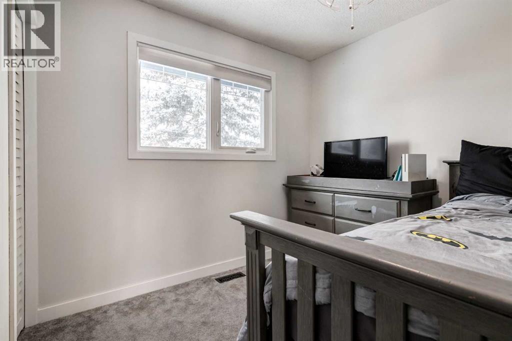 16 Woodgate Close Sw, Calgary, AB - Indoor Photo Showing Bedroom