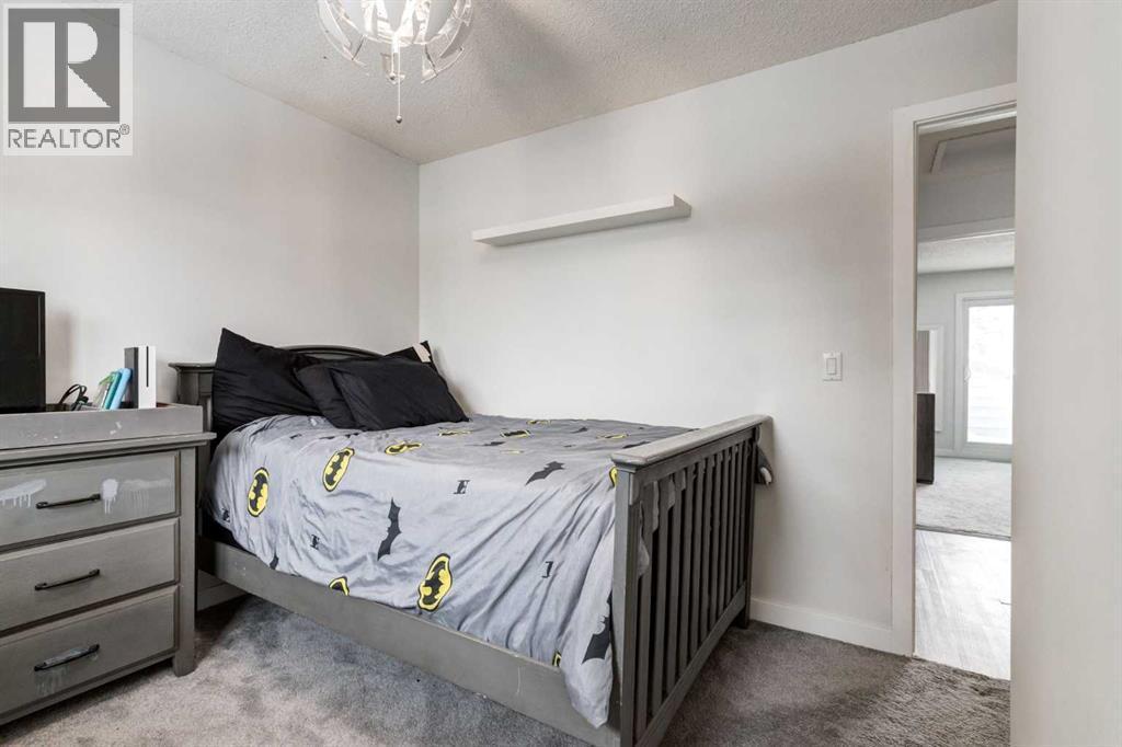 16 Woodgate Close Sw, Calgary, AB - Indoor Photo Showing Bedroom