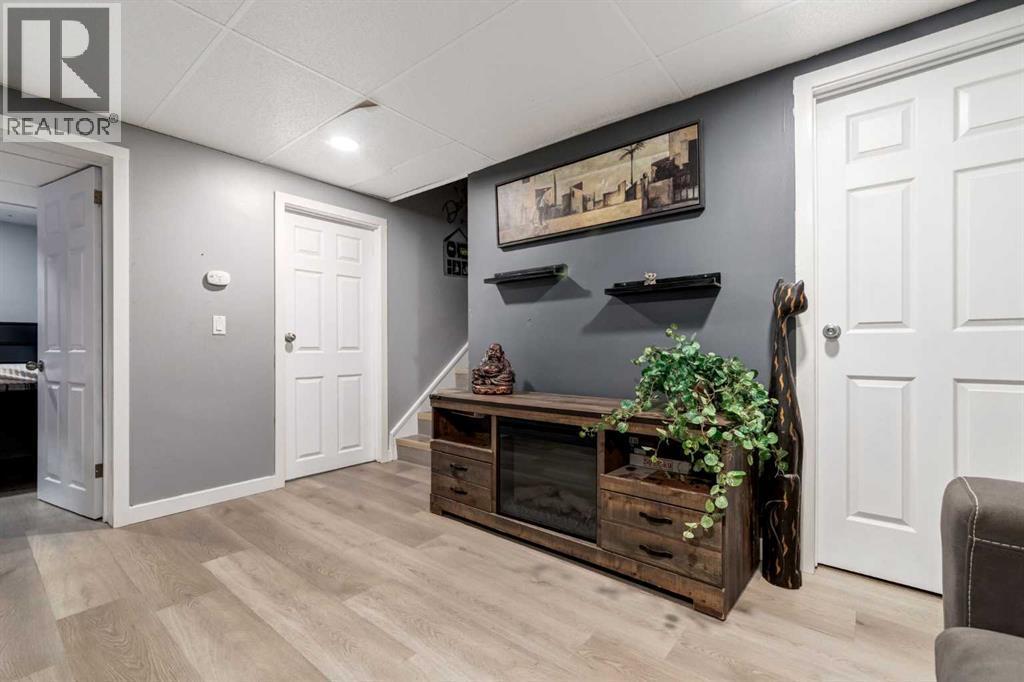 16 Woodgate Close Sw, Calgary, AB - Indoor