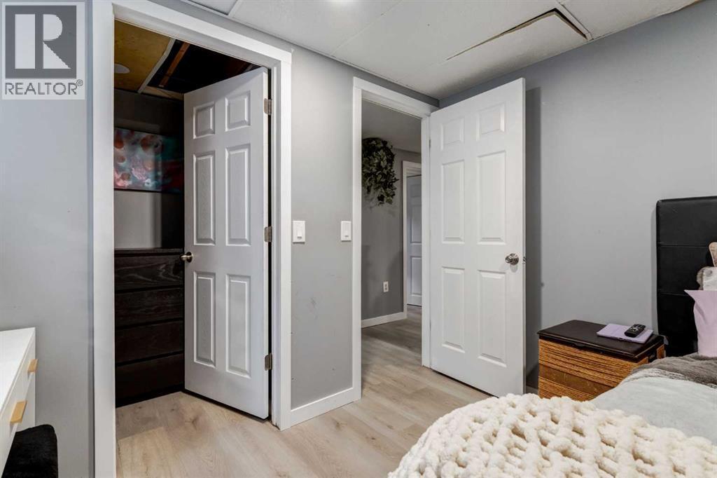 16 Woodgate Close Sw, Calgary, AB - Indoor Photo Showing Other Room