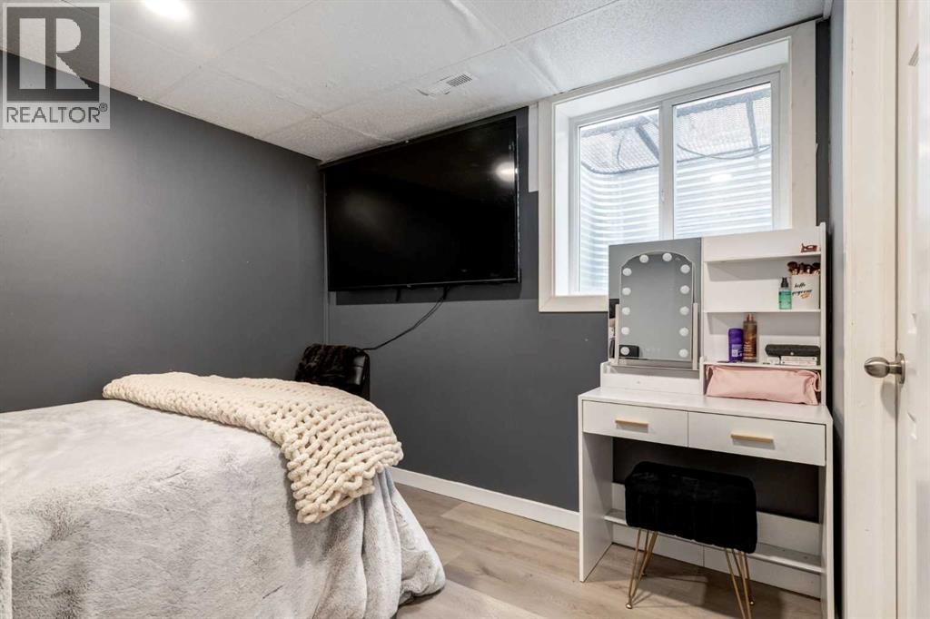 16 Woodgate Close Sw, Calgary, AB - Indoor Photo Showing Bedroom