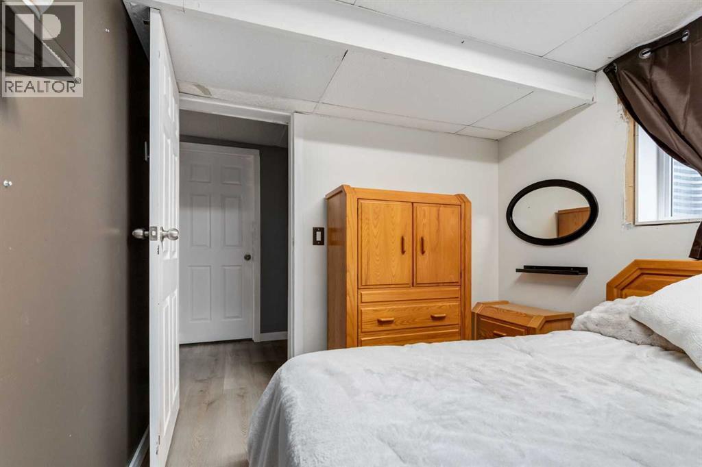 16 Woodgate Close Sw, Calgary, AB - Indoor Photo Showing Bedroom