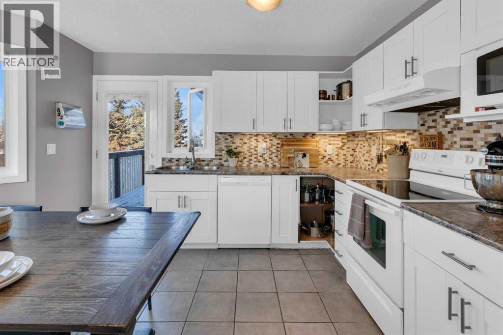 KITCHEN - 40 Hunters Gate, Okotoks, AB - Indoor Photo Showing Kitchen